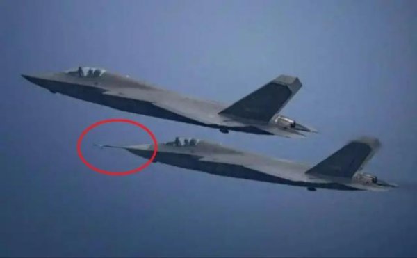 掌盘策略 头顶空速管参加大阅兵？这架歼-35隐身机，为何与队友不一样？